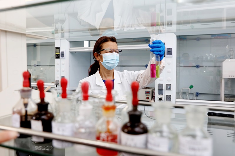 How does N,N'-m-phenylene dimaleimide improve tire performance?